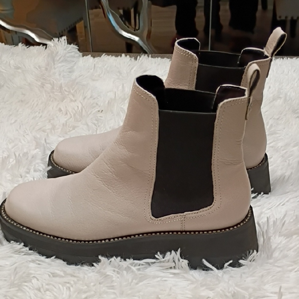 Karl Lagerfeld Mayde Cream Leather Lug Sole Chelsea Ankle Booties SZ 8.5